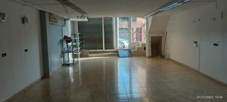 Rent Business premise in Centre-Estació. Se alquila local en la calle gaudi 136 metros