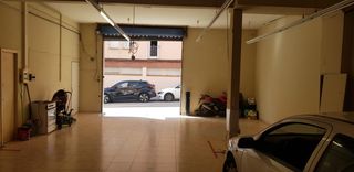 Lloguer Local Comercial a Passeig Maragall. Se alquila local de 220 metros con acceso a vehiculos