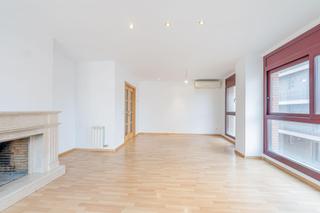 Duplex  Carrer creu de la m. Duplex con muy buena distribucin, 5 habitaciones, plaza de apar
