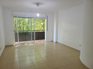 Pis a Creu de la Mà. Piso de 3 habitaciones, 2 baños y parking con terraza a la calle