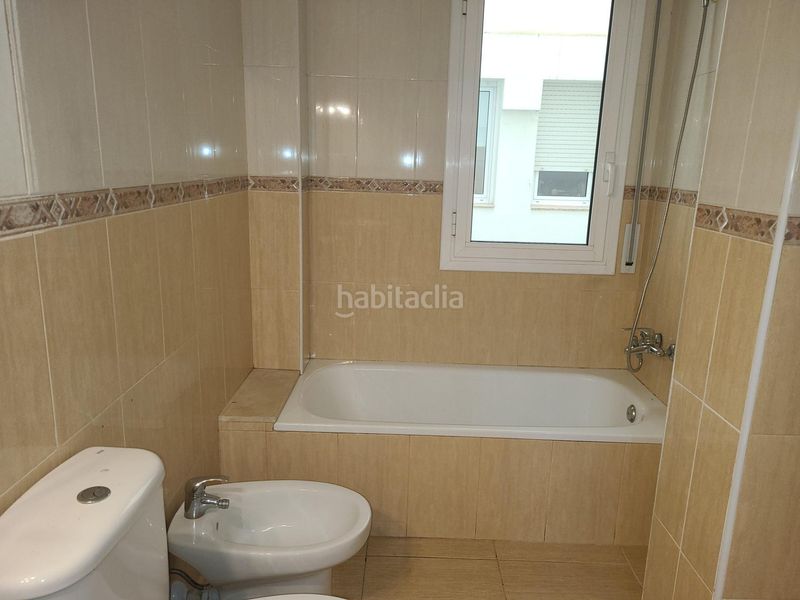 Foto 7846ab50-86c8-410b-b804-548705f717f4. Pis amb calefacció aparcament a Creu de la Mà Figueres