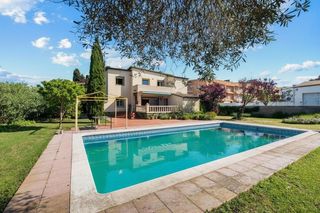 Xalet  Carrer sant antoni. Villa con enorme jardín y piscina en pleno centro, a 5 minutos d