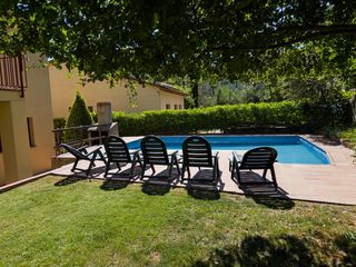 Xalet a Sant Llorenç de la Muga. Casa de 5 habitaciones con piscina, jardín y licencia turística