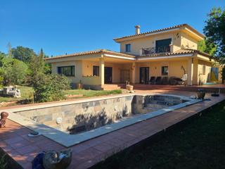 Chalet dans Peralada. Casa con piscina en venta en el golf de peralada