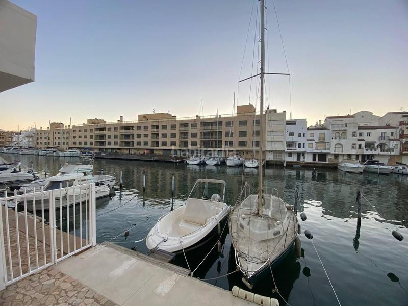 Foto 0b423af0-3f02-411e-a2f5-c1597bf2ff60. Piso apartamento con vistas al canal, garaje , amarre 8x4 y barco incluido!! en Empuriabrava