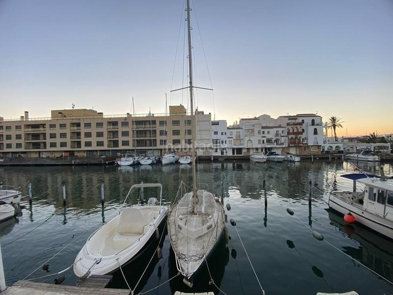 Foto 360a5499-535a-4299-8a96-3c32d7d5a810. Piso apartamento con vistas al canal, garaje , amarre 8x4 y barco incluido!! en Empuriabrava