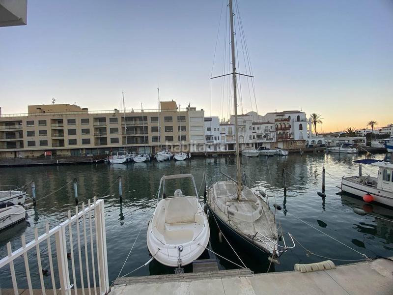 Foto 7e4e5b52-ce98-4b79-9d3c-b9bc3a2a9405. Piso apartamento con vistas al canal, garaje , amarre 8x4 y barco incluido!! en Empuriabrava