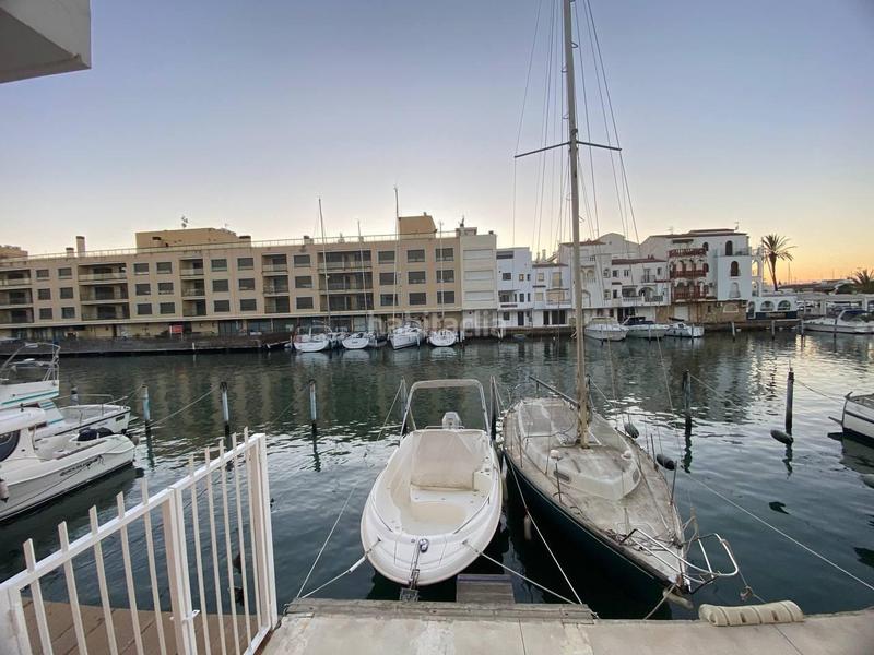 Foto 94b63996-969e-4e77-99b7-25bfa7098a57. Piso apartamento con vistas al canal, garaje , amarre 8x4 y barco incluido!! en Empuriabrava