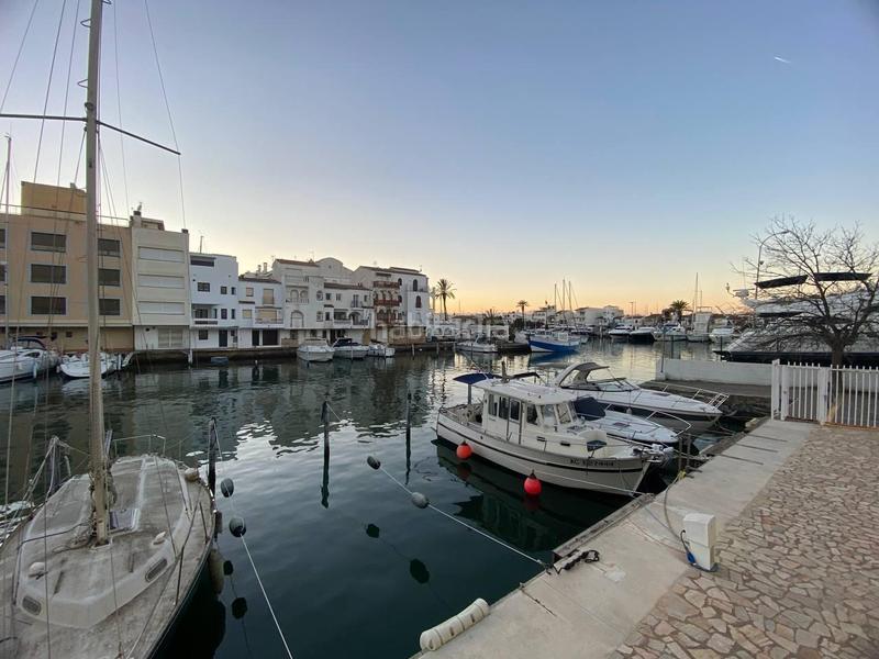 Foto cc71e762-ac20-486e-a3b7-aab949f71baf. Piso apartamento con vistas al canal, garaje , amarre 8x4 y barco incluido!! en Empuriabrava