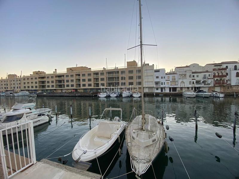 Foto e4c82dbe-ed04-457f-b7c4-29d3c43b4a02. Piso apartamento con vistas al canal, garaje , amarre 8x4 y barco incluido!! en Empuriabrava