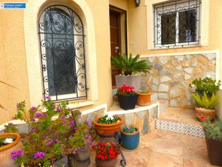 Chalet à Cabo de Palos. Venta de chalet con 700 m2 de parcela y piscina en cabo de palos