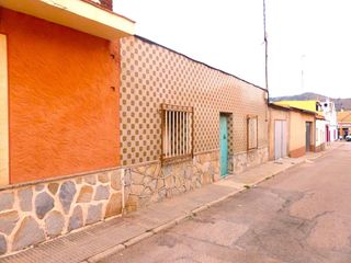 Casale in Llano del Beal. Casa de pueblo muy céntrica, en planta baja, a reformar con 152
