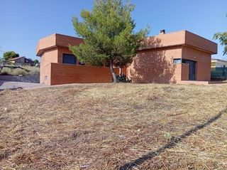 Chalet à Colmenar de Oreja. Amplio chalet en colmenar de oreja  oportunidad única a 330,000