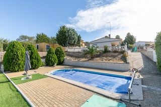 Chalet à Barajas de Melo. Chalet independiente con piscina y parcela de aprox. 1.200 m2 en