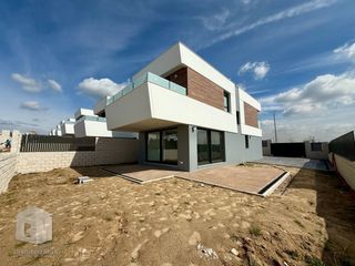 Semi detached house in El Bosque. Chalet pareado villaviciosa de odon