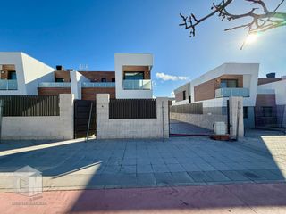 Semi detached house in El Bosque. Cesion contrato monte de la villa