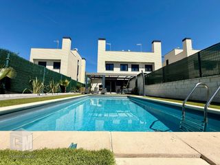 Semi detached house in Zona Europa. Chalet pareado bulevar