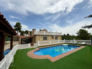 House in Cadalso de los Vidrios. Chalet urbanización entrepinos