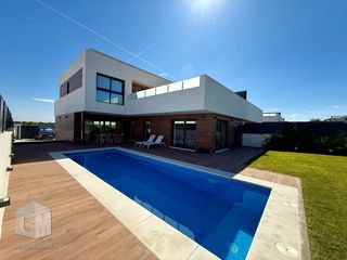 Reihenhaus in El Bosque. Chalet pareado monte de la villa