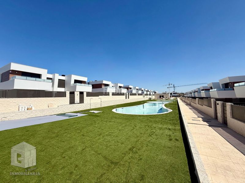 Foto 1ef3e6ab-d938-4284-a454-468029ec95c7. Casa adossada amb calefacció aparcament piscina a Villaviciosa de Odón