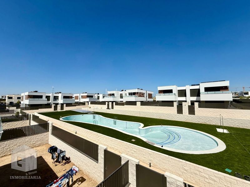 Foto 2538b8fb-3c5c-48bd-86e9-b831ec387872. Casa adossada amb calefacció aparcament piscina a Villaviciosa de Odón