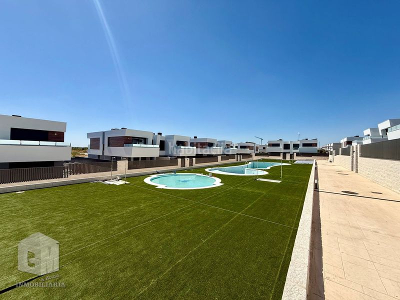 Foto 841c7782-40fb-4d0c-9d43-f42369e4113d. Casa adossada amb calefacció aparcament piscina a Villaviciosa de Odón