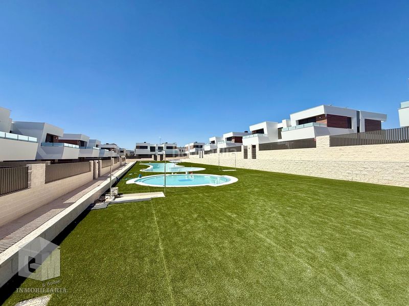 Foto bb26d1c8-8059-4952-a3ee-050547f8a7f9. Casa adossada amb calefacció aparcament piscina a Villaviciosa de Odón