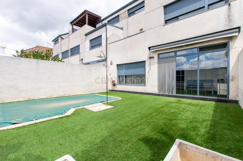Foto 4504b12e-2366-4bc8-85be-97a761b6d6f9. Casa adossada amb piscina a Parla este Parla