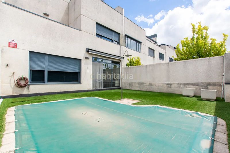 Foto 7a86e7a6-0e2b-4aa4-8d90-3c9cfab95db4. Casa adossada amb piscina a Parla este Parla