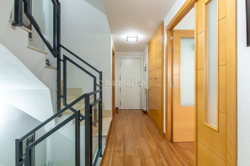 Foto aaa9067d-5717-49bd-a441-d2403bb583a0. Casa adossada amb piscina a Parla este Parla