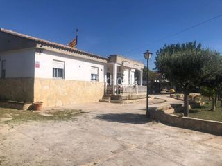 Xalet a Pla dels Aljubs. Casa en venta en la pobla de vallbona
