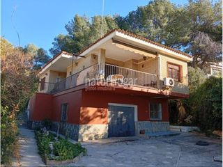 Xalet a La Cañada. Vivienda situada en muy buena zona, cerca de metro y servicios.