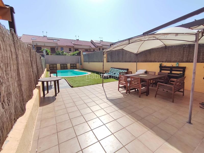 Foto f2f80c16-0ebd-4cde-96bd-978515e64f1d. Casa adossada amb calefacció aparcament piscina a Navalcarnero