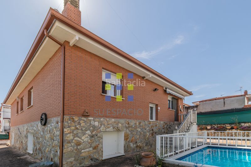 Foto a4be3d9f-d57f-4a22-b0c8-7923dd488757. Xalet amb xemeneia calefacció piscina a Méntrida