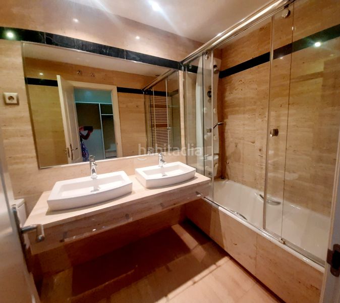 Foto 30ccfde8-57c2-4540-ab04-c03b11b25545. Rent flat with heating parking pool in Valdezarza Madrid