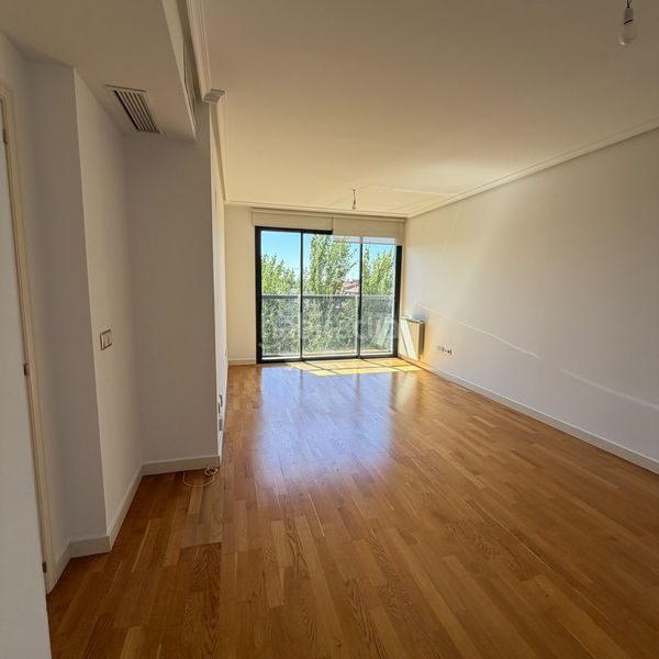 Foto bd7b1c27-3e27-42e1-a389-2050ee2a67f1. Rent flat with heating parking pool in Valdezarza Madrid