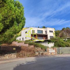 Chalet en Avinguda montseny. Chalet con 4 habitaciones con parking y piscina