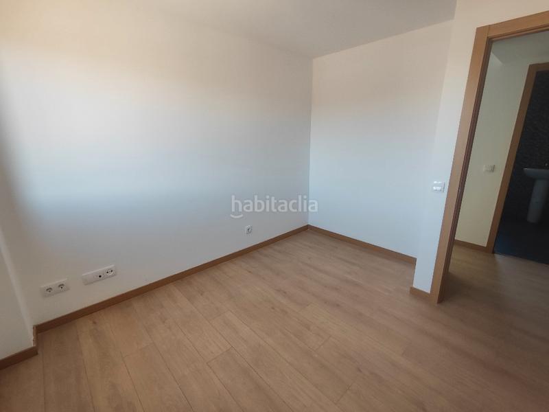 Foto c5484aee-ec1e-4de8-996f-77c1276b42f8. Casa aparellada a Olèrdola