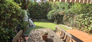 Casa adossada a Les Botigues de Sitges. Adosada en rat penat