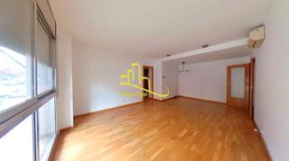 Pis  Carrer del general palafox. Piso con piscina, jardn y plaza de parking en castelldefels
