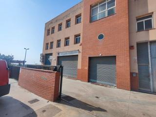 Bâtiment à usage industriel à Carrer energia 5. 988 m2 de nave en mataro