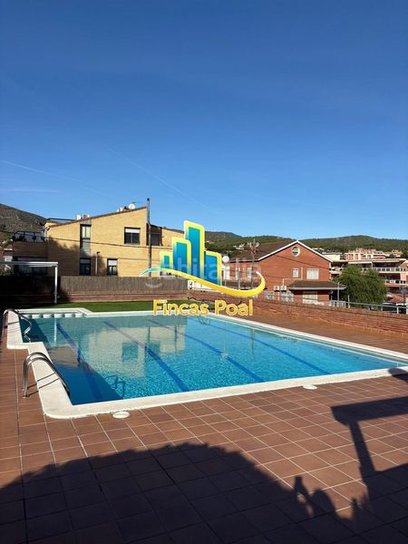 Foto c14e07a4-0e67-441d-b479-6e9ab9538531. Pis amb xemeneia calefacció piscina a Montmar Castelldefels