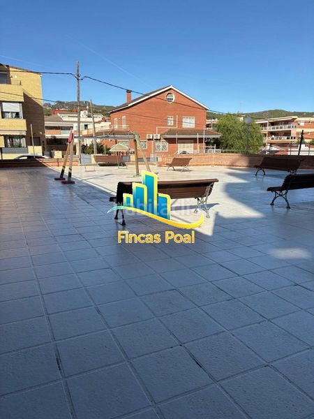 Foto cae8d5fc-6bc4-403d-b82a-e8ea433c06bf. Pis amb xemeneia calefacció piscina a Montmar Castelldefels