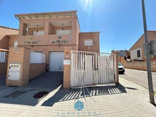 Casa aparellada  Castilla-la mancha. Chalet pareado en venta en yuncos