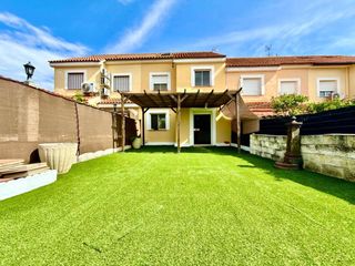 Casa a schiera  Calle alonso covarrubias. Chalet adosado en venta en cabañas de la sagra