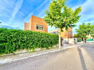 Casa aparellada  Calle pintor zuloaga. Chalet pareado en venta en bargas