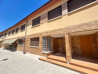 Casa a schiera  Calle ramón y cajal. Chalet adosado en venta en zona de la estacióncruz roja