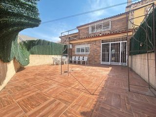 Casa a schiera  Calle países bajos. Chalet adosado en venta en yuncos