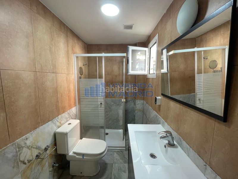 Foto bd037f1f-8f2d-41f6-9b8b-95589bfd4559. Piso en Valdeacederas Madrid