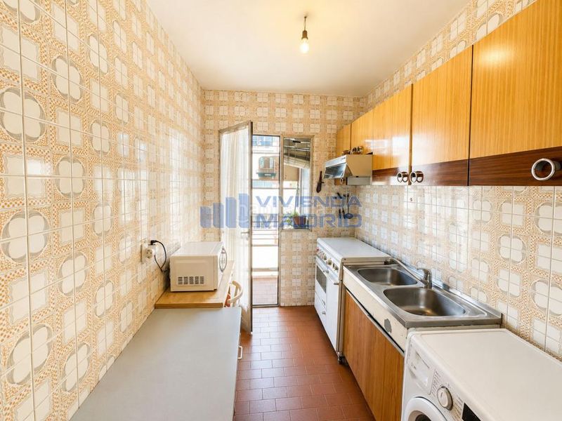 Foto fe9b30fc-70ce-4d27-8071-0373325d8aae. Piso en Valdeacederas Madrid